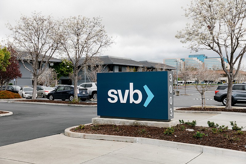 Photo/Jim Wilson/The New York Times / A sign outside the headquarters of Silicon Valley Bank in Santa Clara, Calif., is shown on Tuesday, March 14, 2023. More than many other banks, Silicon Valley Bank catered to how risky tech start-ups.