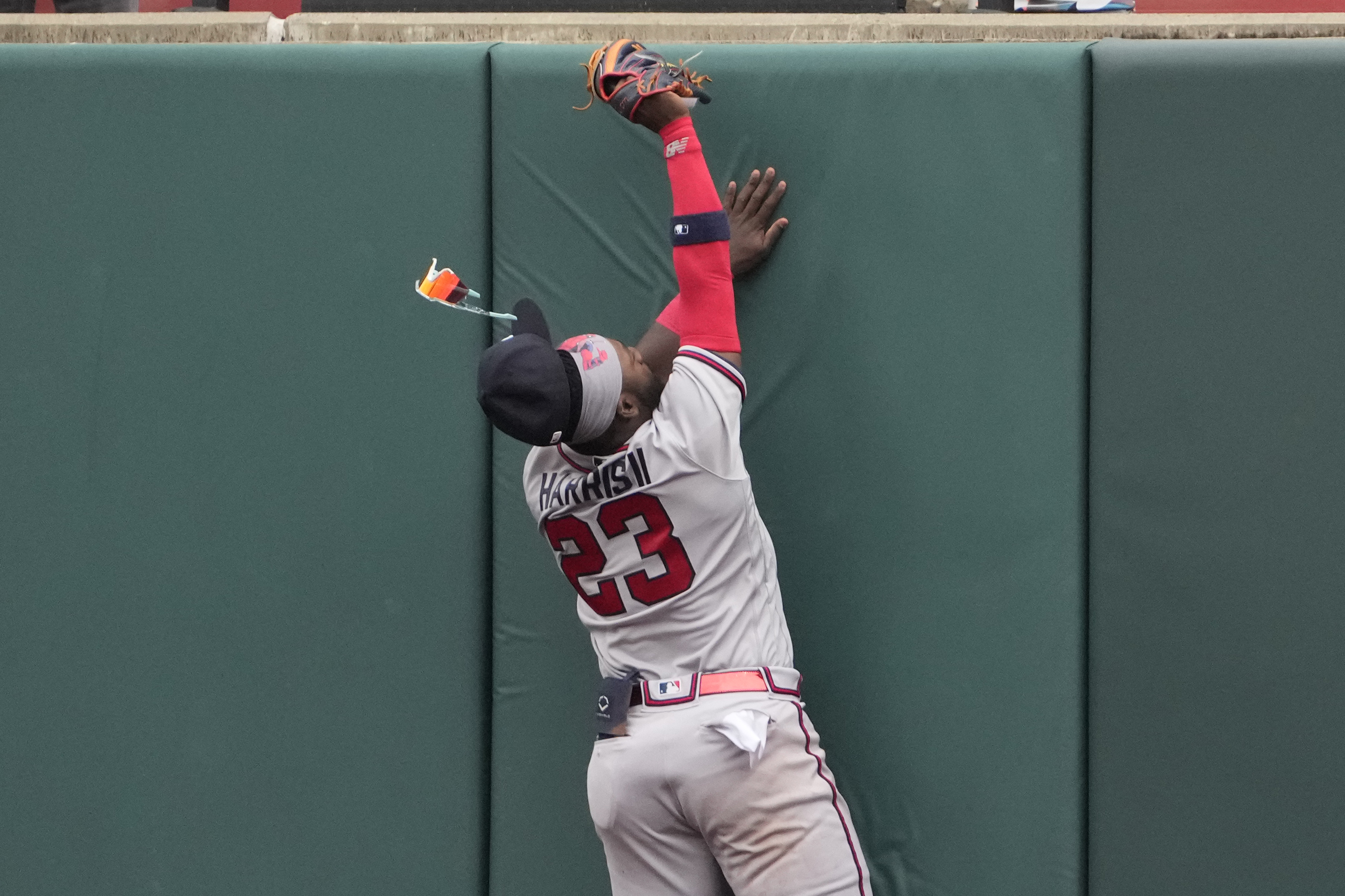 Olson homers, drives in 3 to help Braves sweep Cards