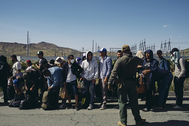 Photo/Mark Abramson/The New York Times / A U.S. Border Patrol agent lines up migrants who had waited for days to be processed at a detention center in Jacumba, Calif., on May 14, 2023.