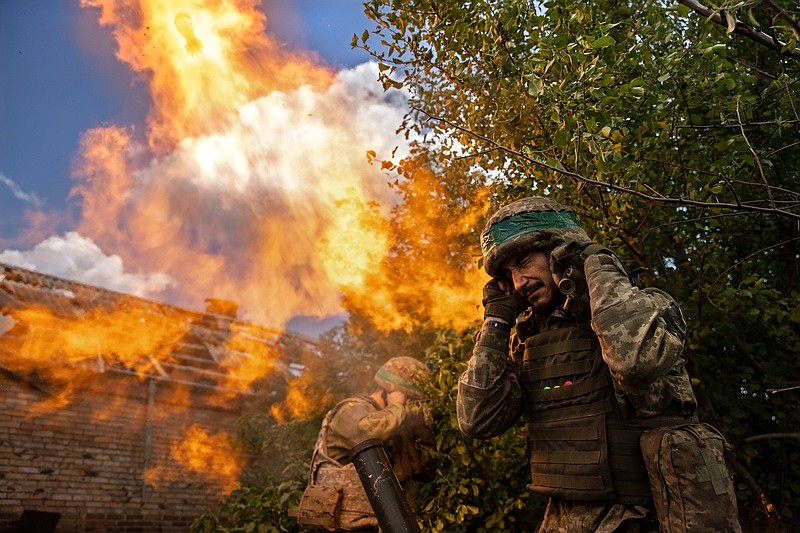 Photo/Tyler Hicks/The New York Times / Members of Ukraines 93rd Mechanized Brigade fire an 82mm mortar at Russian positions outside of Bakhmut, Ukraine, on May 19, 2023.