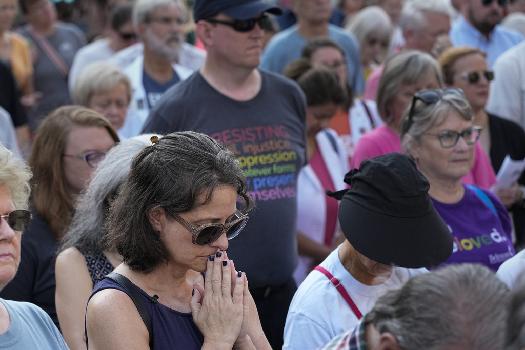 Kristin Dillard prays before a special session of the state legislature on public safety Monday, Aug. 21, 2023, in Nashville, Tenn. (AP Photo/George Walker IV)