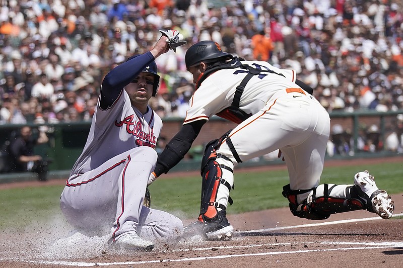 Braves miss chance to gain ground, lose 3-2 to Giants