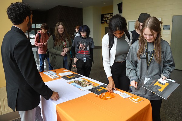 University of Tennessee encourages students to apply for expanded free tuition program - Vimarsana News