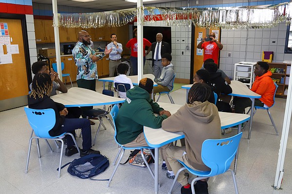 Hamilton County leaders launch mentorship program for select freshmen to promote youth leadership - Vimarsana News