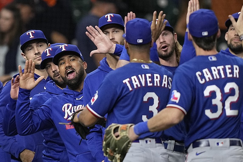 Astros show hustle in comeback win over Rangers