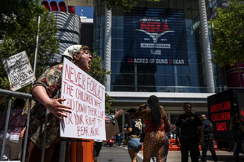 File photo/Meridith Kohut/The New York Times / Demonstrators confront gun enthusiasts as they enter the NRA annual convention in Houston, Texas, just days after the shooting in Uvalde, on May 28, 2022.