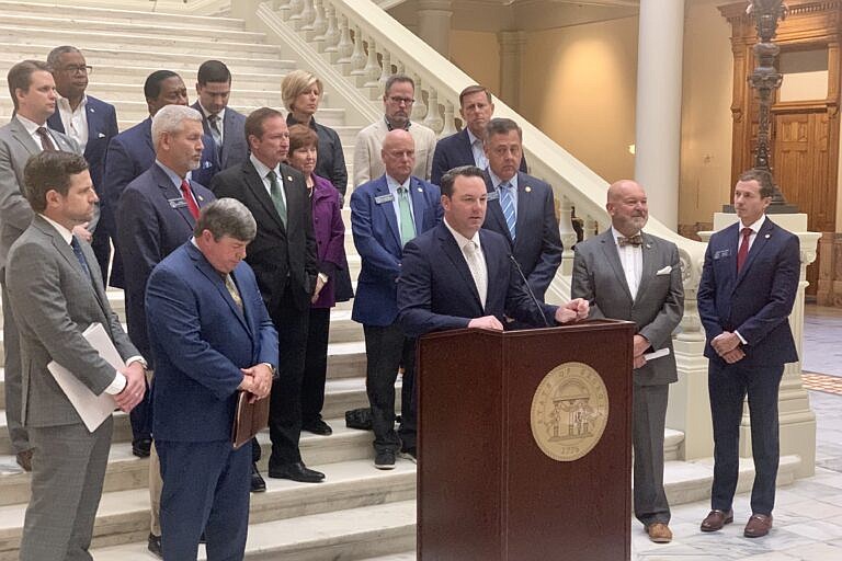 Lt. governor unveils plan to make professional licenses easier