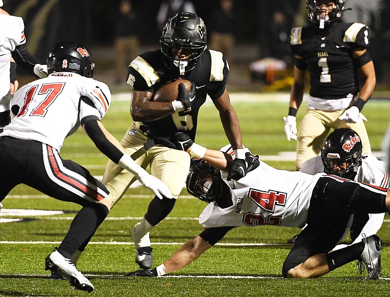 Staff photo by Robin Rudd / Bradley Central's Boo Carter cuts between Maryville defenders as he carries the ball during Friday night's matchup in the second round of the TSSAA Class 6A playoffs.