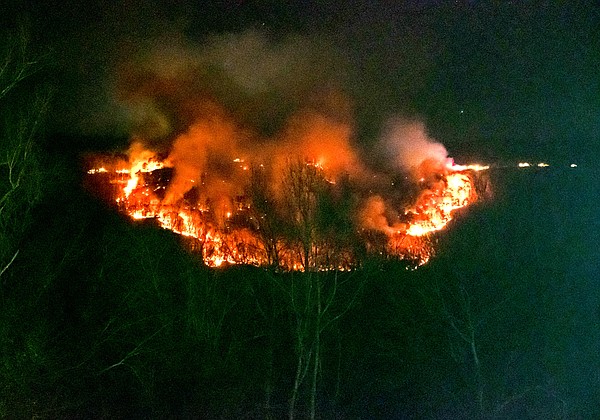 Forecast for 60-70 mph mountain winds overnight into Tuesday could worsen wildfires - Vimarsana News