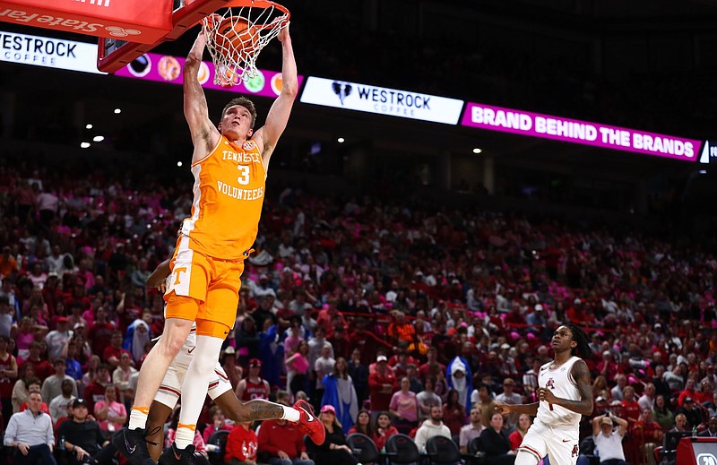 Tennessee Athletics photo / Dalton Knecht dunks home two of his 22 points Wednesday night during Tennessee's resounding triumph at Arkansas.