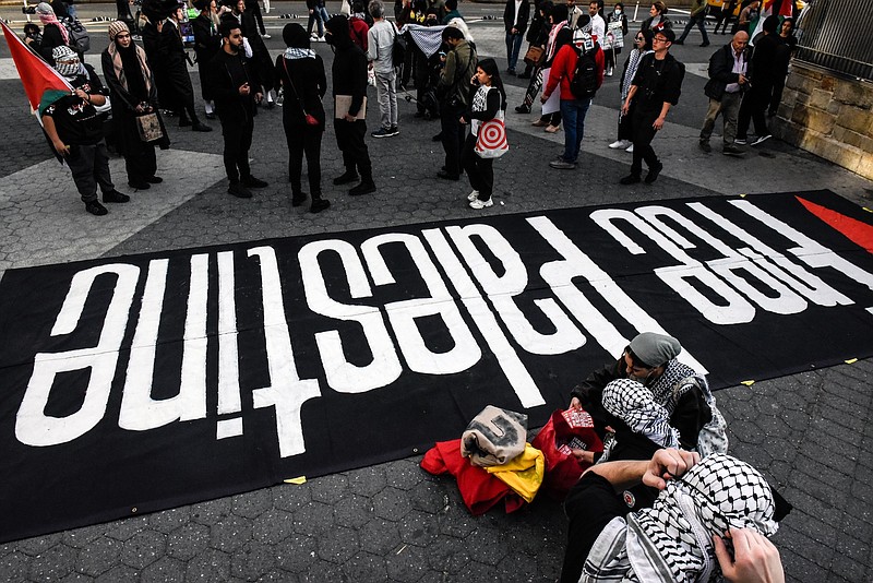 File photo/Stephanie Keith/The New York Times / A banner reading “Free Palestine” is unfurled before the start of a protest rally calling for a ceasefire in Gaza at Union Square in Manhattan on Friday, Nov. 17, 2023.