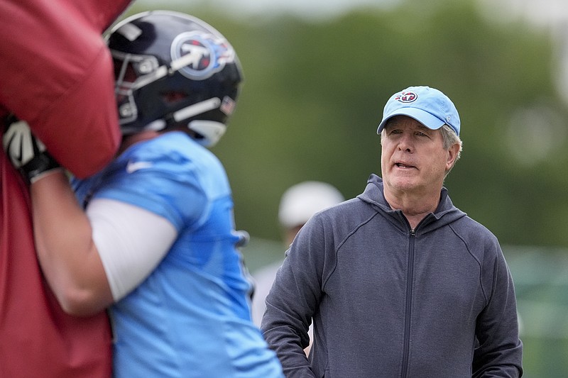 AP photo by George Walker IV / Tennessee Titans offensive line coach Bill Callahan watches a player run through a drill during the first day of the team's rookie minicamp on Friday in Nashville.