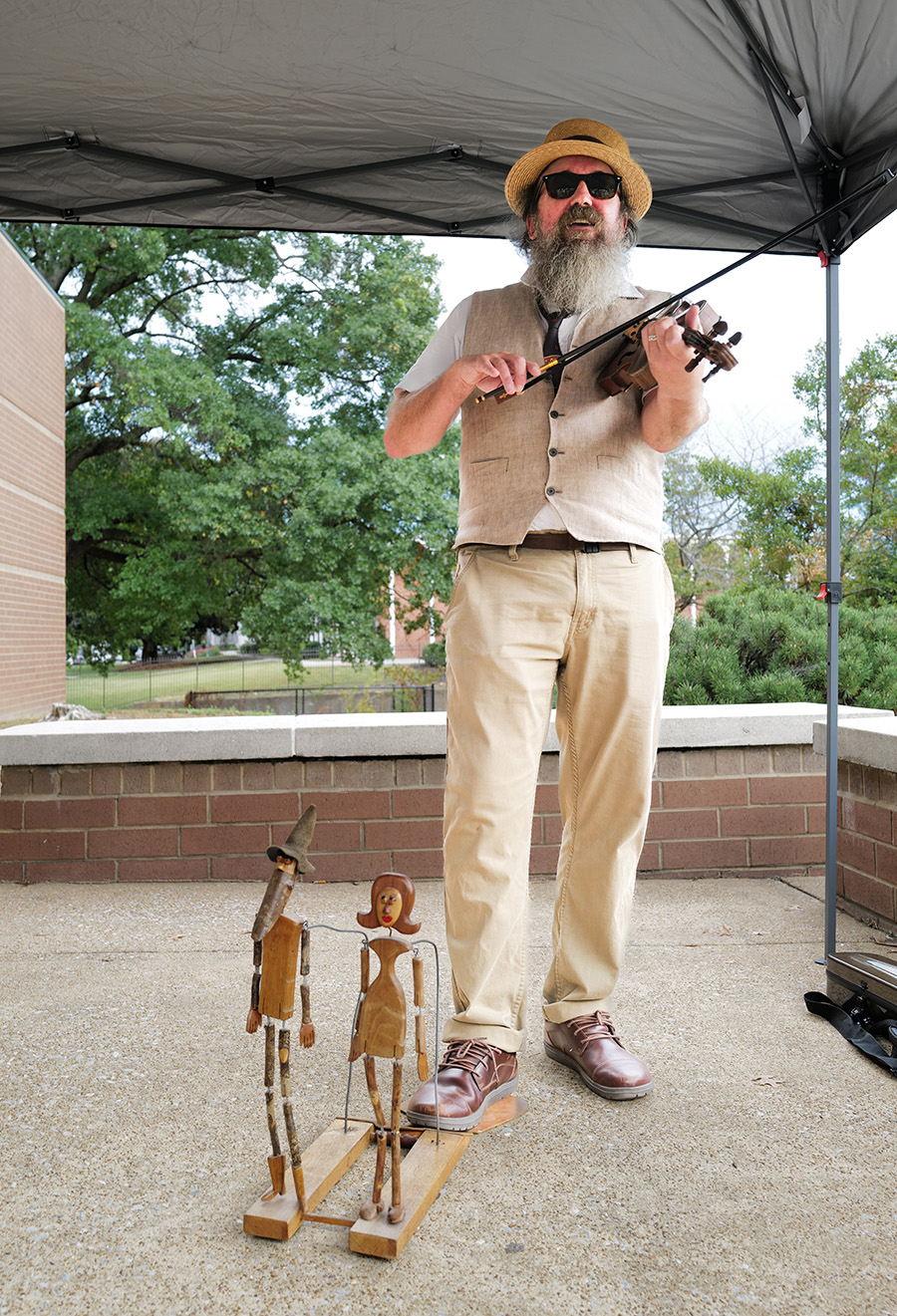 Photo by Mark Gilliland / Folk marionette and fiddle artist Matt Downer