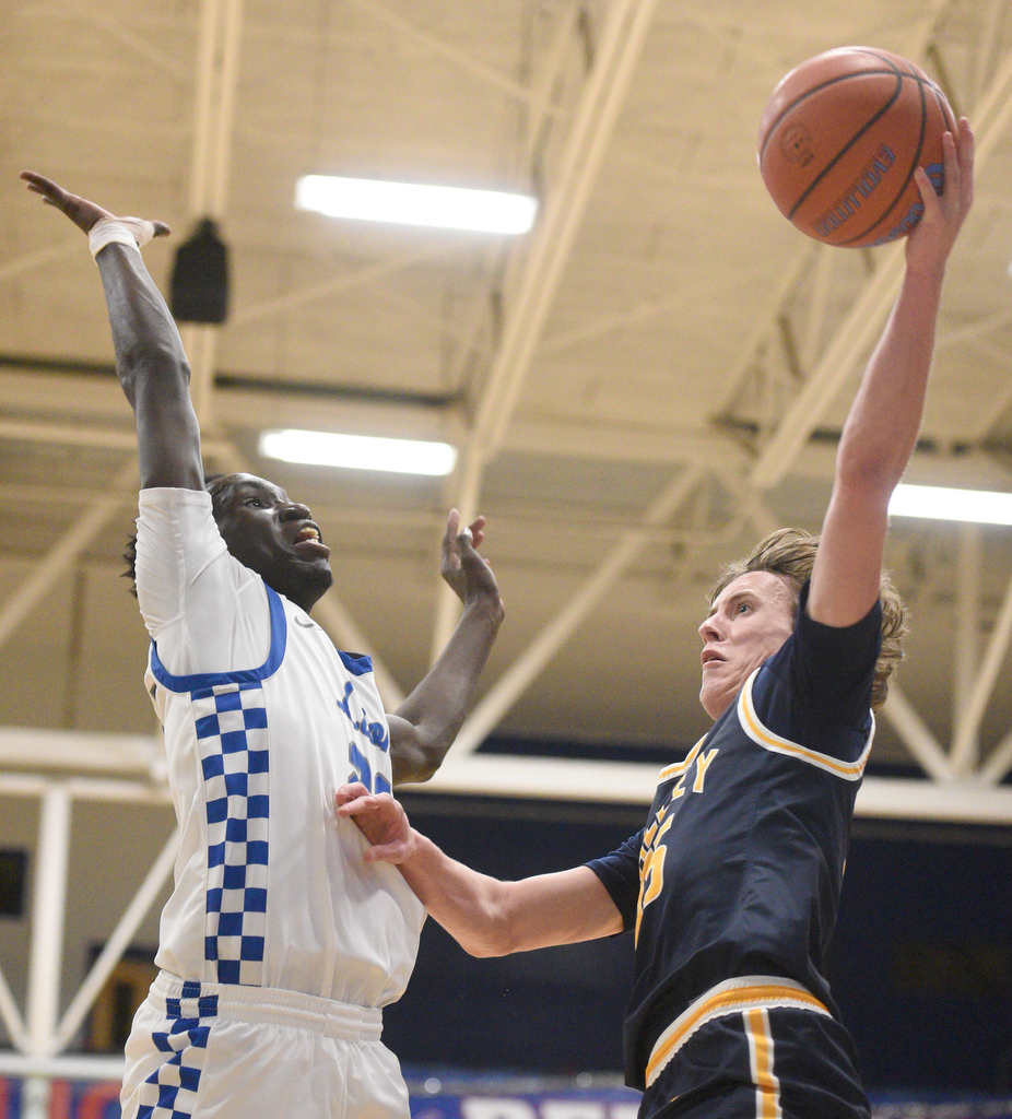 Staff photo by Matt Hamilton/ Red Bank (23) Mike Alex defends as Walker Valley (55) Graham Campbell drives to the basket during their game at Red Bank High School on Tuesday, January 21, 2025.