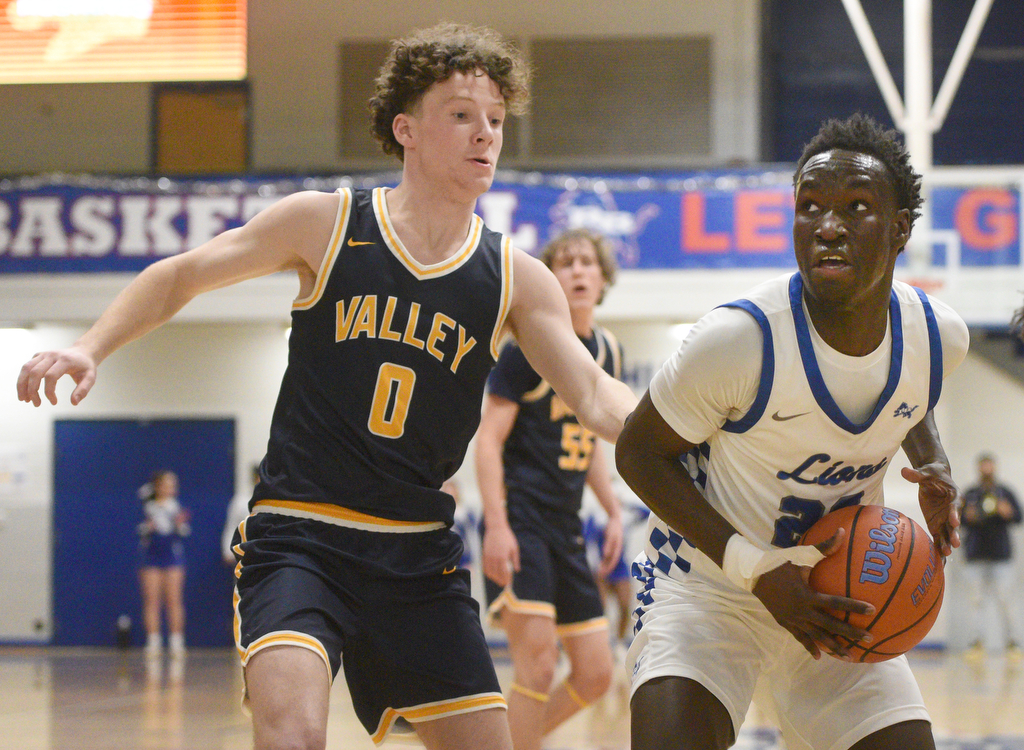 Staff photo by Matt Hamilton/ Red Bank (23) Mike Alex drives to the hoop as Walker Valley (0) Tucker Campbell defends during their game at Red Bank High School on Tuesday, January 21, 2025.