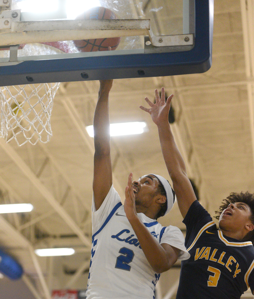 Staff photo by Matt Hamilton/ Red Bank (2) Kobey Jones drives to the hoop as Walker Valley (3) Zach Davis defends during their game at Red Bank High School on Tuesday, January 21, 2025.
