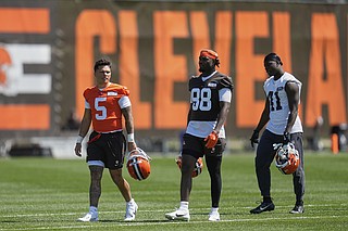 Browns QBs Shedeur Sanders, Dillon Gabriel hit field for rookie drills |  Chattanooga Times Free Press