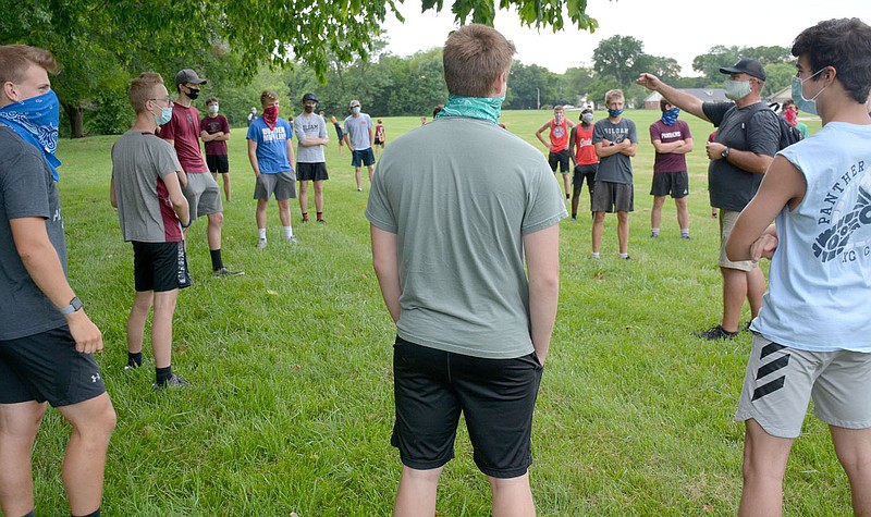 Graham Thomas/Siloam Sunday
Siloam Springs assistant cross country coach Craig Cowart gives instructions to boys runners before the start of practice last Monday at the Simmons Course.