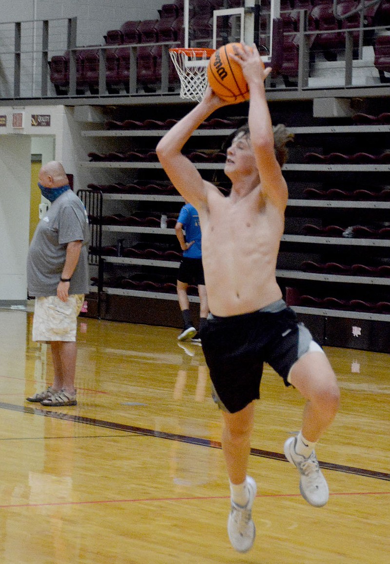 Graham Thomas/Herald-Leader
Siloam Springs junior Josh Stewart catches a pass during a basketball drill Monday at the Panther Activity Center.