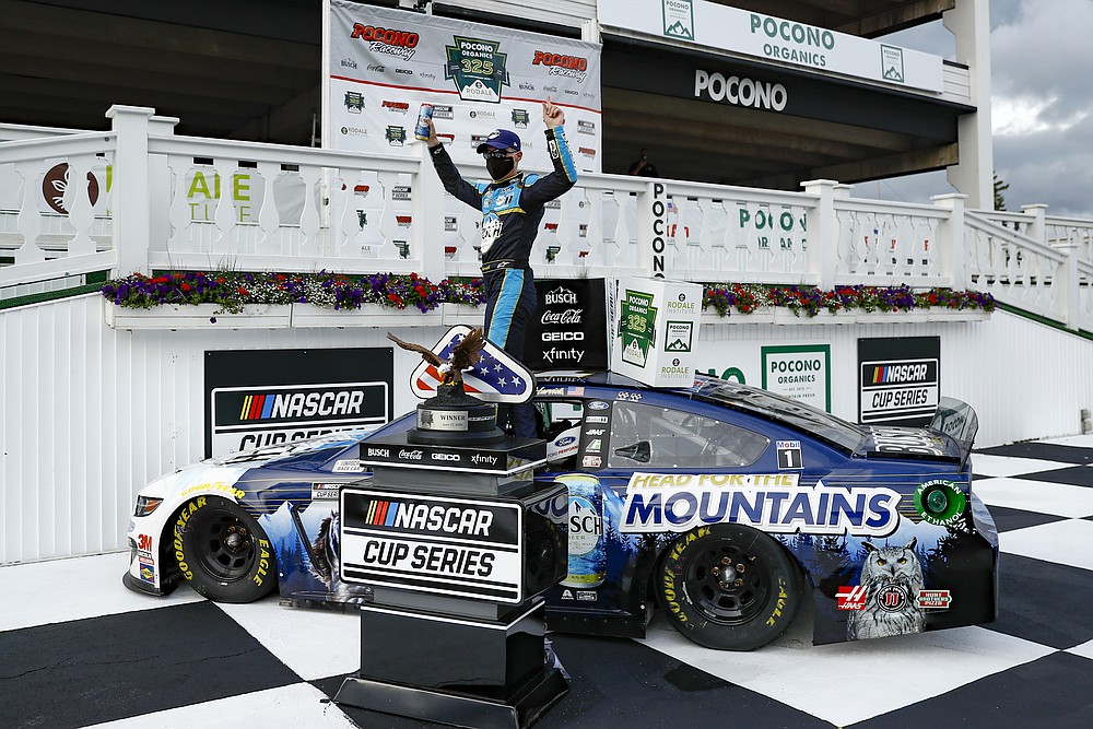 Kevin Harvick festeja en el círculo de ganadores, luego de conquistar la carrera de la Cup Series de la NASCAR en el Pocono Raceway de Long Pond, Pensilvania, el sábado 27 de junio de 2020 (AP Foto/Matt Slocum)
