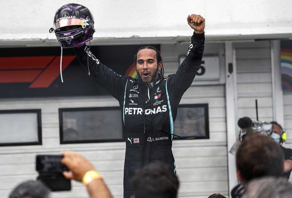 El piloto de Mercedes, el británico Lewis Hamilton, celebra tras ganar el Gran Premio de Hungría de la Fórmula Uno, en el circuito de Mogyorod, Hungría, el domingo 19 de julio de 2020. (Leonhard Foeger/Pool via AP)