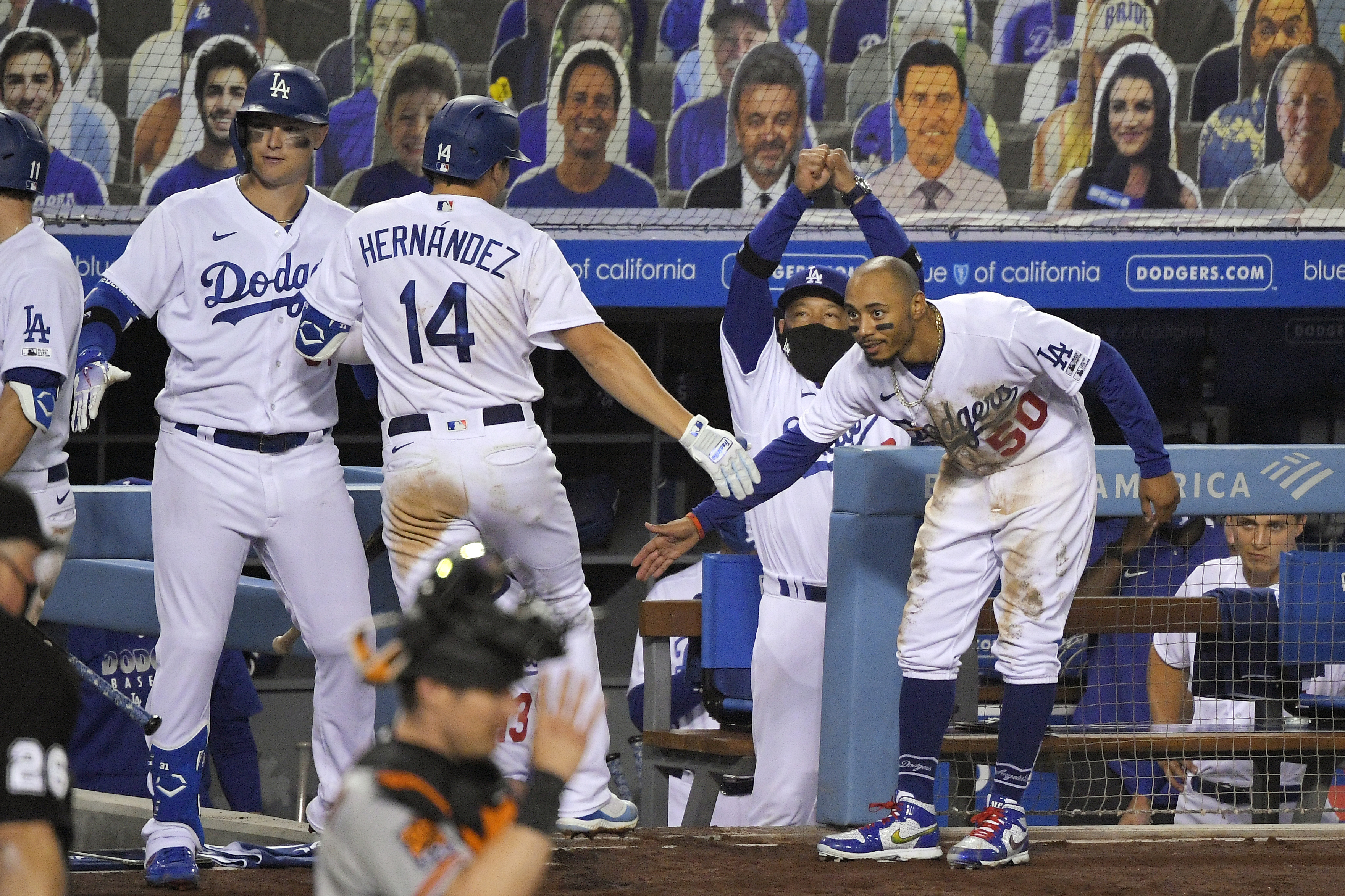 Betts gets debut souvenirs as Dodgers top Giants in opener - The