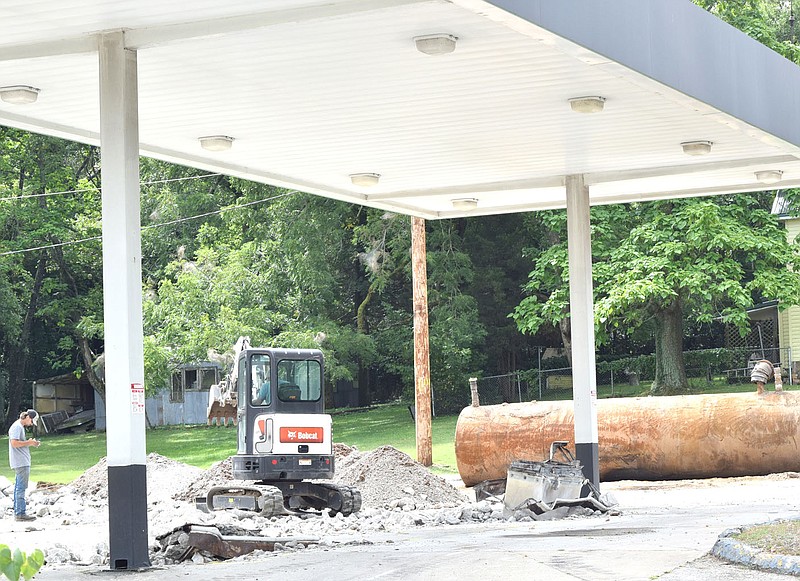 Westside Eagle Observer/MIKE ECKELS

The fuel tanks and gas pumps were removed from the old E Z Mart store on south Main Street in Decatur July 28. The tanks, removed by a company specializing in this type of work, were taken out to make way for new sewer and water lines which are part of the Decatur Branch bridge project.