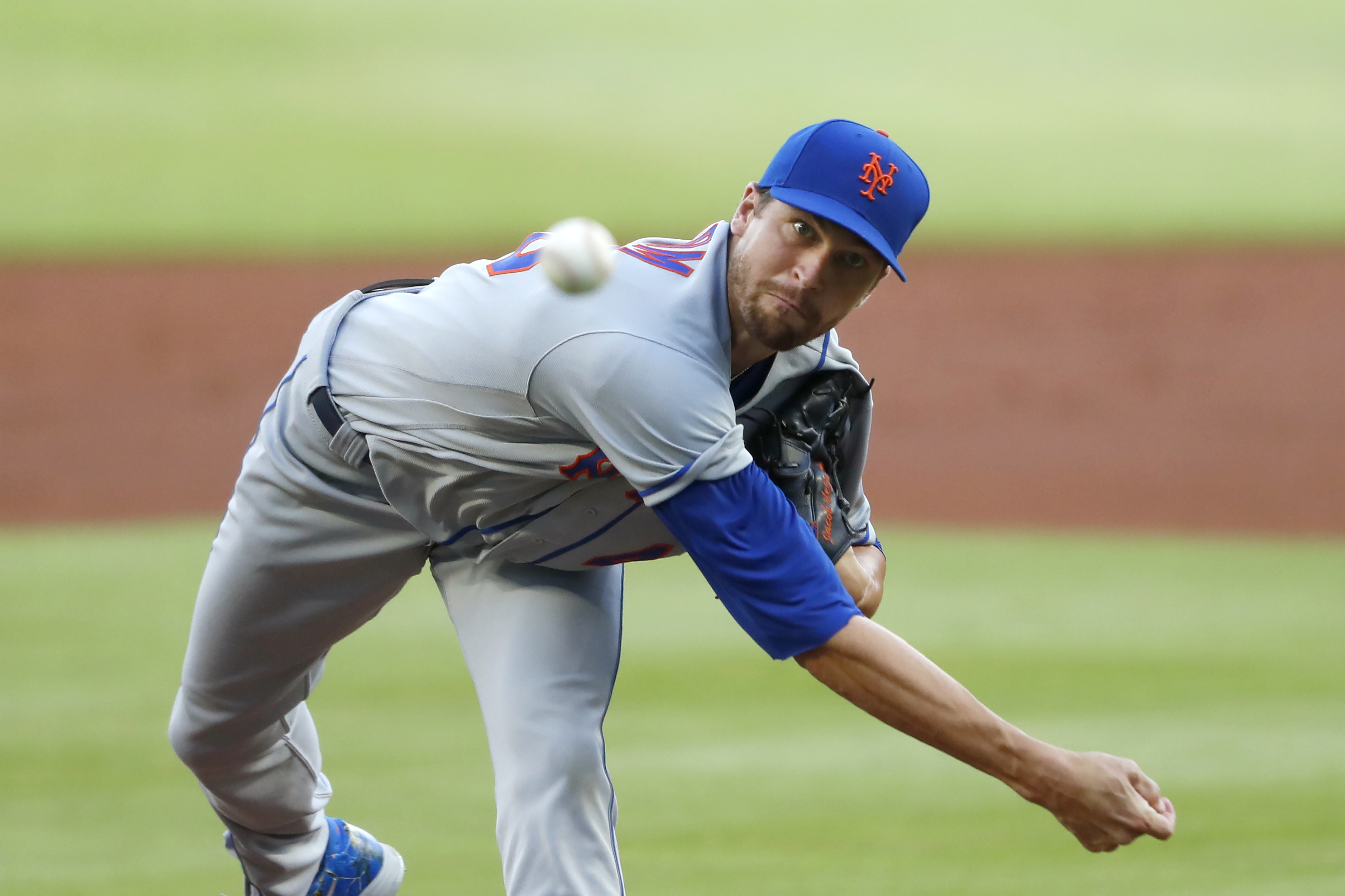 Braves hit 3 HRs off deGrom, beat Mets, tie for NL East lead