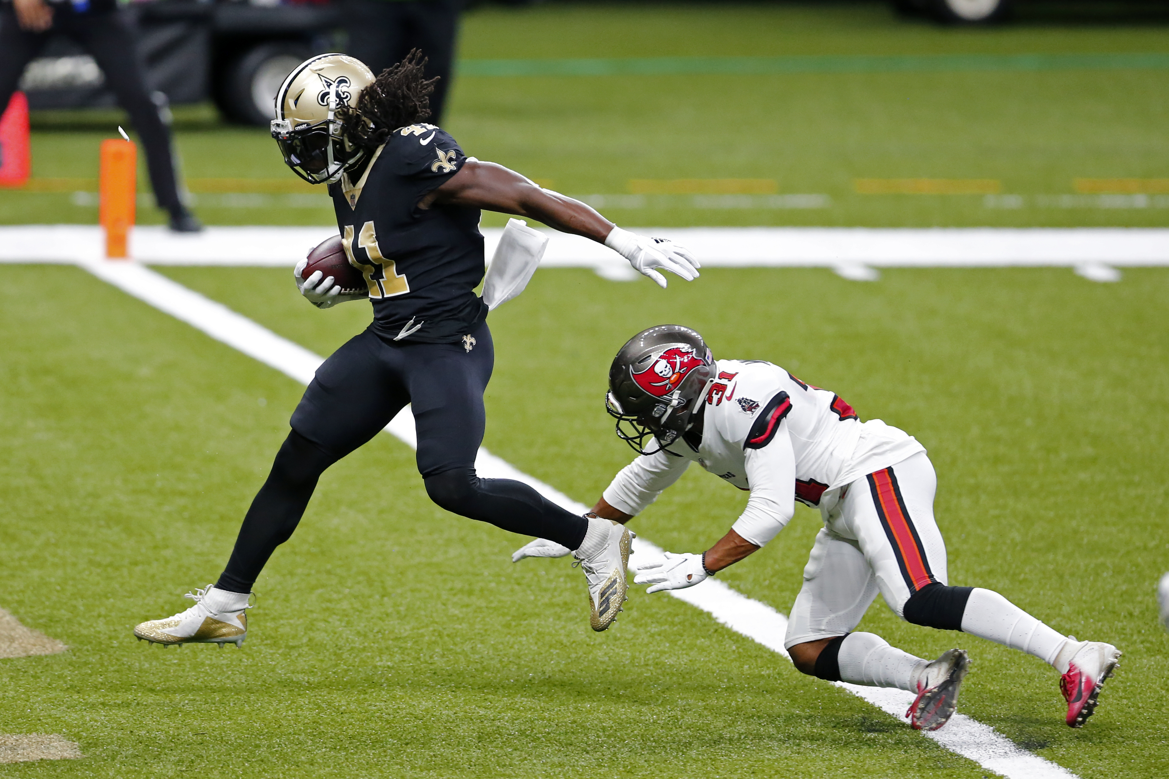 CHARLOTTE, NC - SEPTEMBER 25: Alvin Kamara (41) of the New Orleans