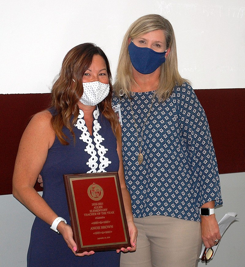 Janelle Jessen/Herald-Leader
Principal Michelle Paden (right) presents the Allen Elementary School teacher of the year award to Angie Brown on Thursday.