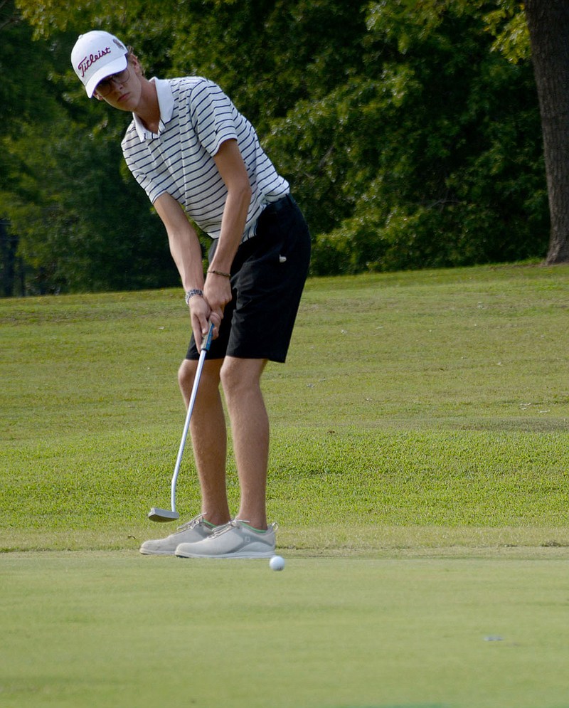 Graham Thomas/Herald-Leader
Siloam Springs senior Breck Soderquist putts during Monday's match.