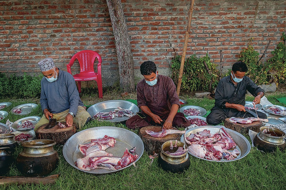 Kashmiri Wazas, ou chefs, hachez le mouton avant de cuisiner pour une fête de mariage à Wazwan à la périphérie de Srinagar, Cachemire sous contrôle indien, le mardi 16 septembre 2020. La pandémie de coronavirus a changé la façon dont les gens célèbrent les mariages au Cachemire. Les festivités traditionnelles d'une semaine, les rituels élaborés et les grands rassemblements ont cédé la place à des cérémonies en sourdine auxquelles un nombre limité de parents proches y assistent. Avec des restrictions en place et de nombreux mariages annulés, les chefs de mariage traditionnels ont peu ou pas de travail. Le virus a considérablement affecté la vie et les entreprises de la région. (Photo AP / Dar Yasin)