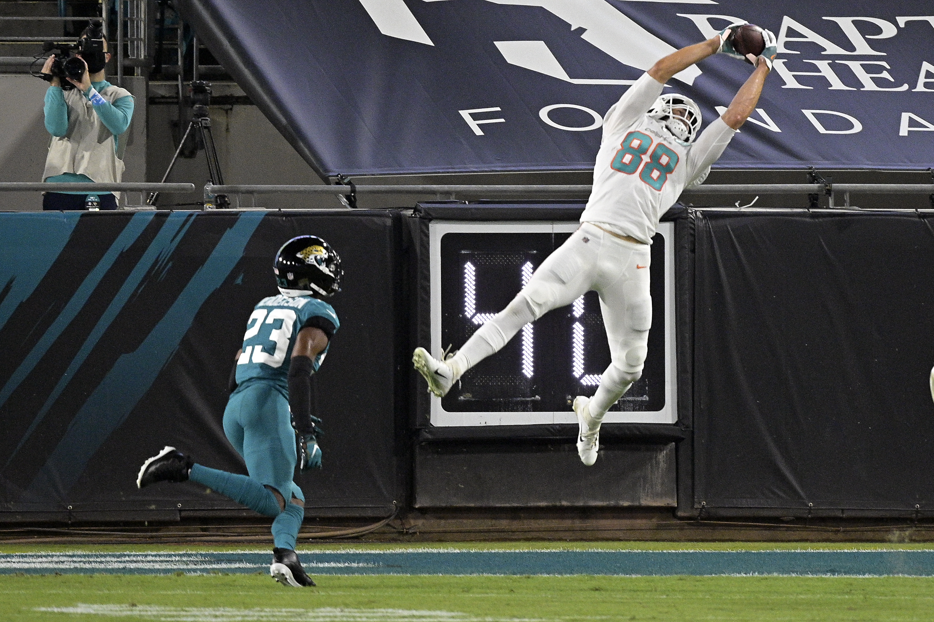 Ryan Fitzpatrick leads Dolphins to first win of season -- over Jaguars