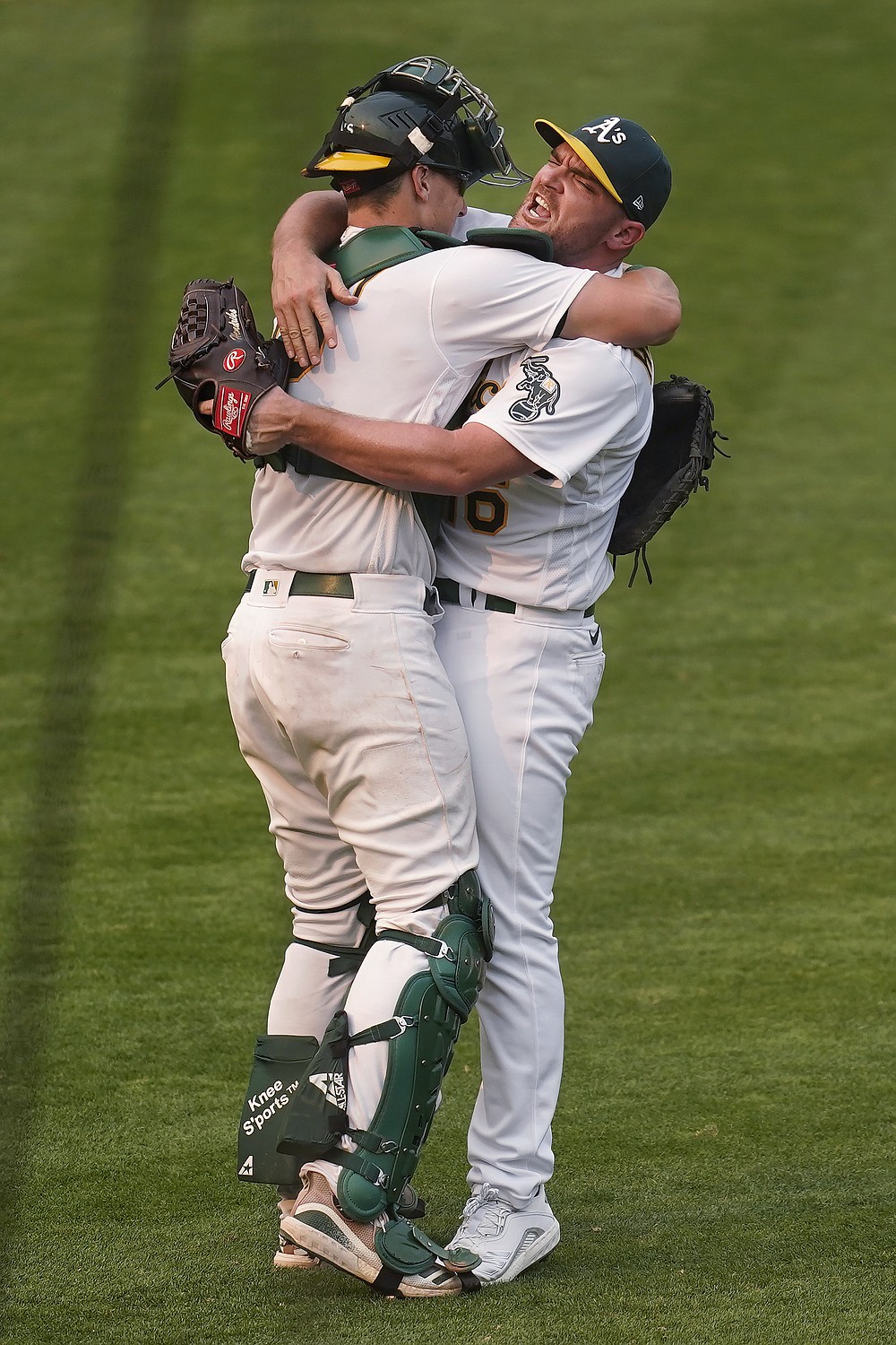 Manaea fans 9, A's beat White Sox 3-1