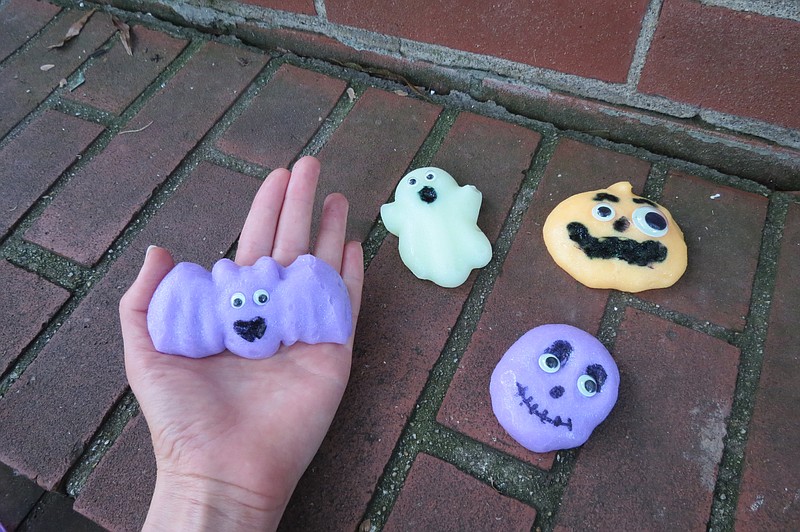 Little ghosts and pumpkins are easy DIY Halloween decorations.  (The Washington Post/Kris Coronado)