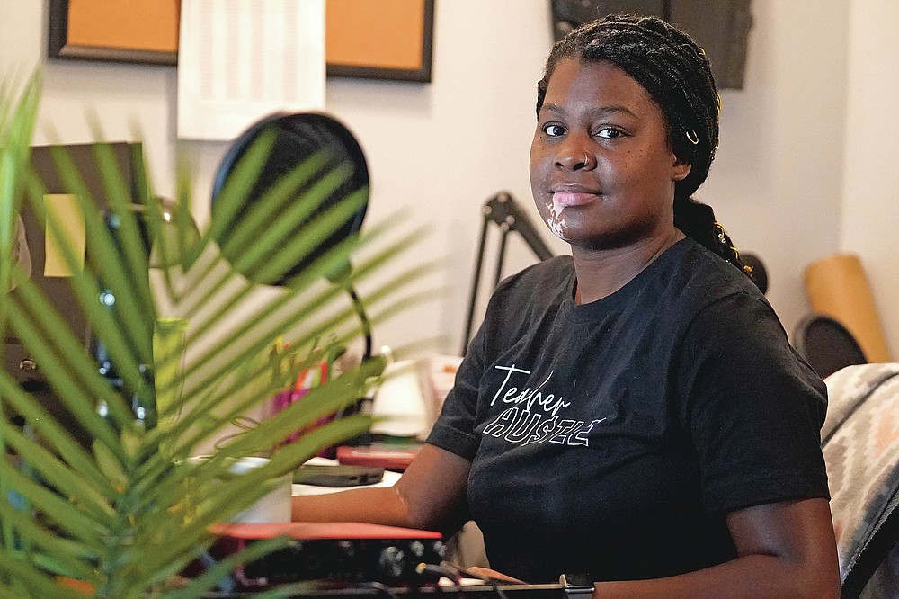 Angela McByrd, une enseignante de l'école à charte de Chicago, pose pour une photo avant de travailler sur son ordinateur portable pour enseigner à distance depuis son domicile à Chicago, le jeudi 24 septembre 2020. La plupart des étudiants de l'Illinois ont commencé l'apprentissage à distance cet automne, selon les résultats d'un Enquête de l'Illinois State Board of Education. (Photo AP / Nam Y. Huh)