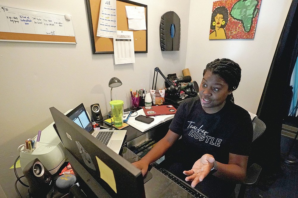 Angela McByrd, enseignante dans une école à charte de Chicago, travaille sur son ordinateur portable pour enseigner à distance depuis son domicile à Chicago, le jeudi 24 septembre 2020. La plupart des étudiants de l'Illinois ont commencé l'apprentissage à distance cet automne, selon les résultats d'un conseil scolaire de l'État de l'Illinois. enquête. (Photo AP / Nam Y. Huh)