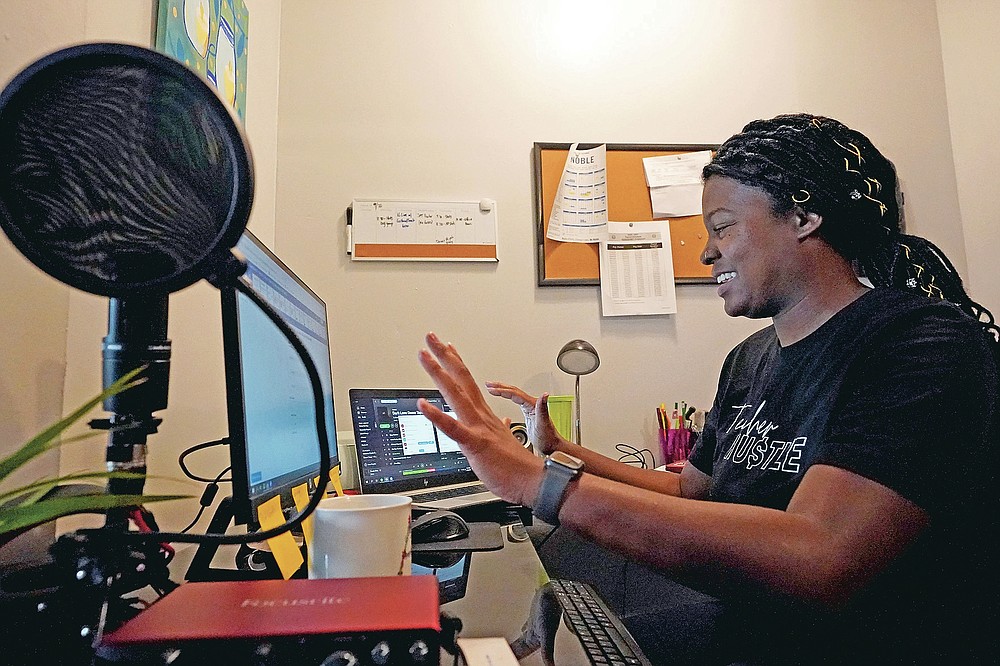 Angela McByrd, enseignante dans une école à charte de Chicago, travaille sur son ordinateur portable pour enseigner à distance depuis son domicile à Chicago, le jeudi 24 septembre 2020. La plupart des étudiants de l'Illinois ont commencé l'apprentissage à distance cet automne, selon les résultats d'un conseil scolaire de l'État de l'Illinois. enquête. (Photo AP / Nam Y. Huh)