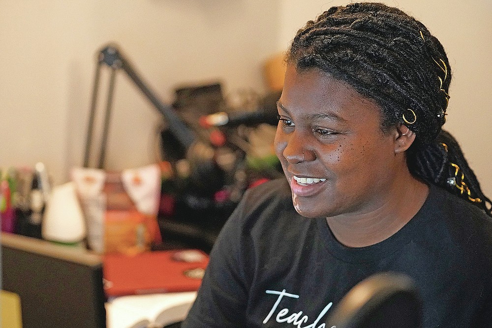 Angela McByrd, enseignante dans une école à charte de Chicago, travaille sur son ordinateur portable pour enseigner à distance depuis son domicile à Chicago, le jeudi 24 septembre 2020. La plupart des étudiants de l'Illinois ont commencé l'apprentissage à distance cet automne, selon les résultats d'un conseil scolaire de l'État de l'Illinois. enquête. (Photo AP / Nam Y. Huh)