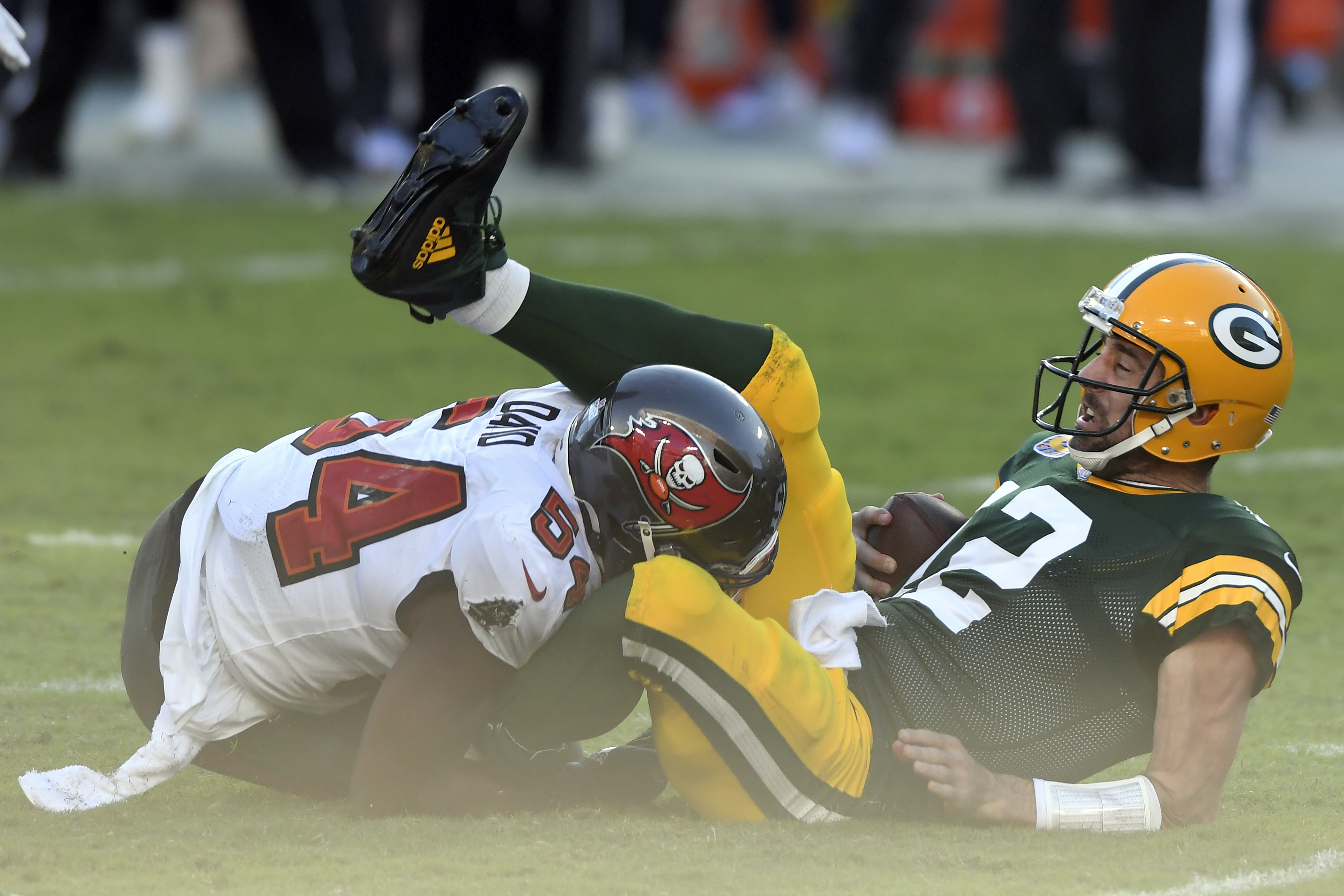 Tampa Bay Buccaneers rough up Aaron Rodgers, hand Packers first loss