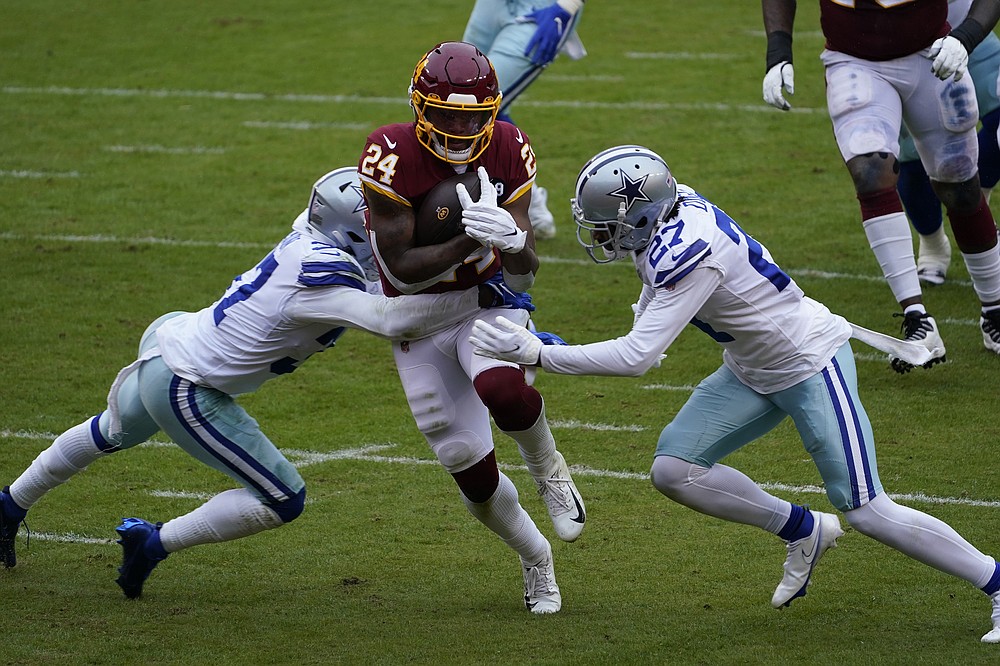 Washington Redskins linebacker Cole Holcomb (55) defends against the Dallas  Cowboys during the second half of an NFL football game in Arlington, Texas,  Sunday, Dec. 15, 2019. (AP Photo/Michael Ainsworth Stock Photo - Alamy