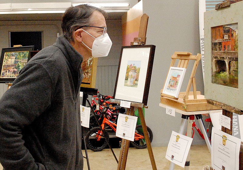 Janelle Jessen/Herald-Leader
Bobby Martin, John Brown University visual art professor and gallery director, views paintings exhibited in the inaugural Heart of America Artists Association Siloam Springs Plein Air event.