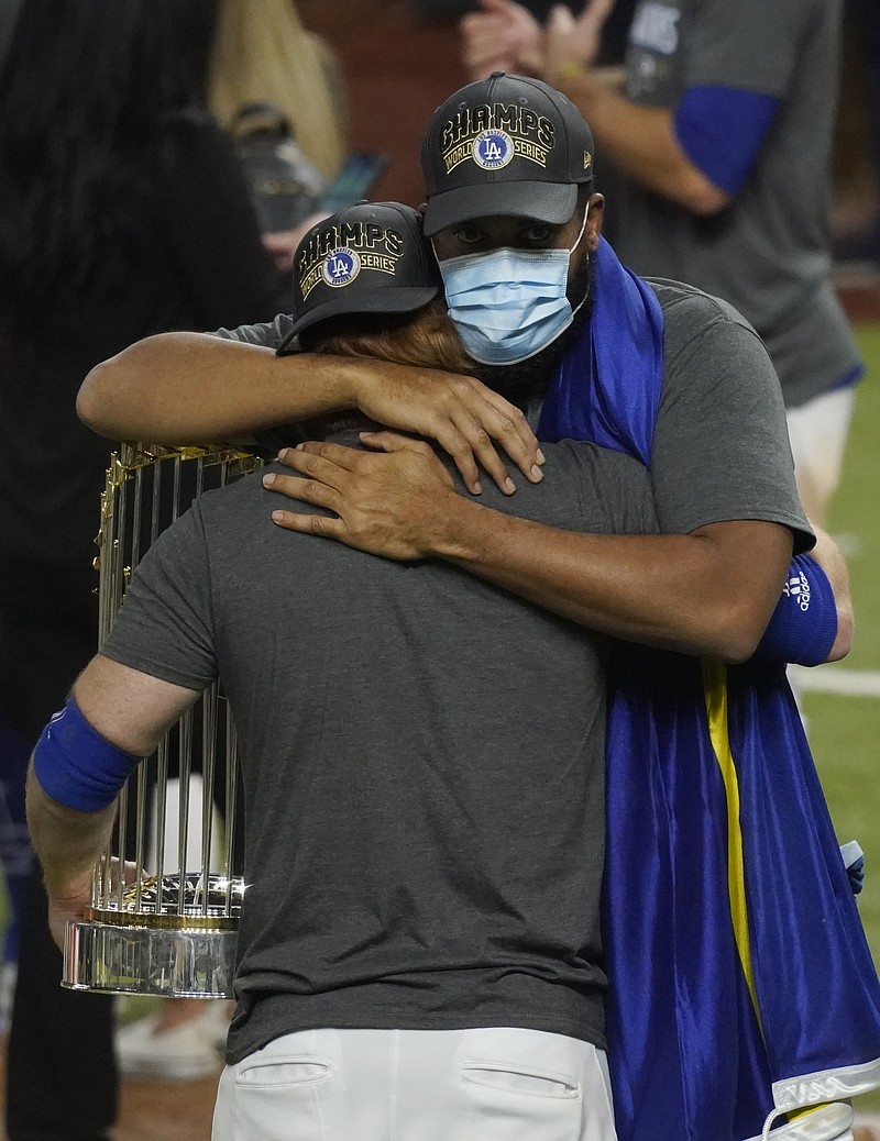 Justin Turner takes off mask after positive COVID-19 test