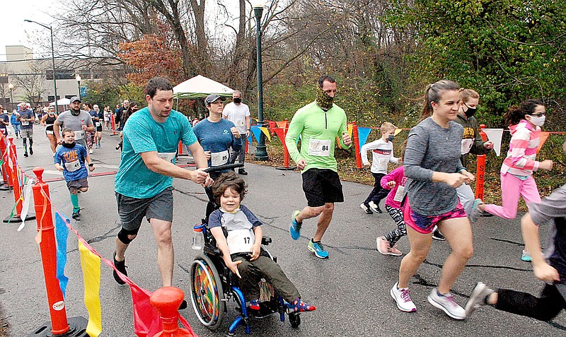 Janelle Jessen/Herald-Leader
Runners and walkers started the Turkey Trot fun run on Saturday morning.