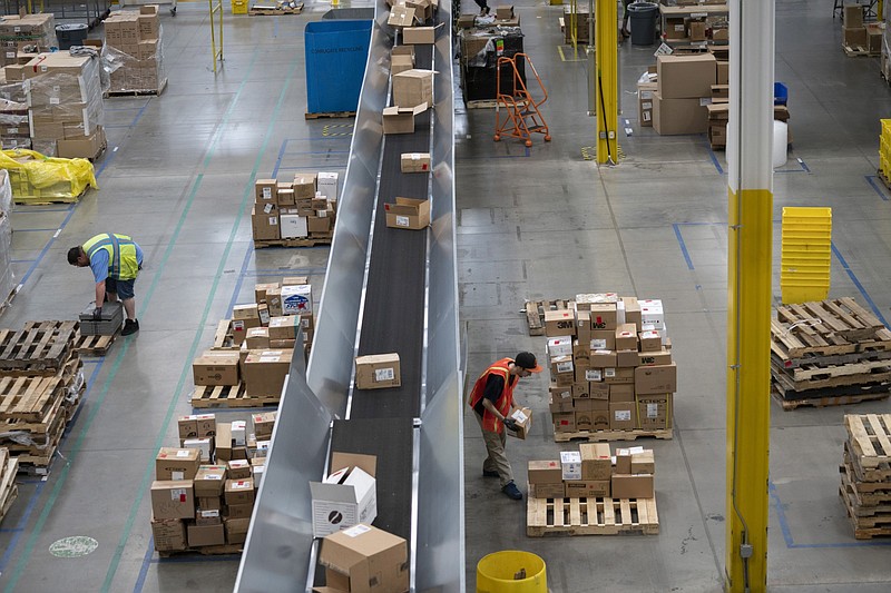 Employees work at an Amazon fulfillment center in Baltimore in 2019. MUST CREDIT: Bloomberg photo by Melissa Lyttle