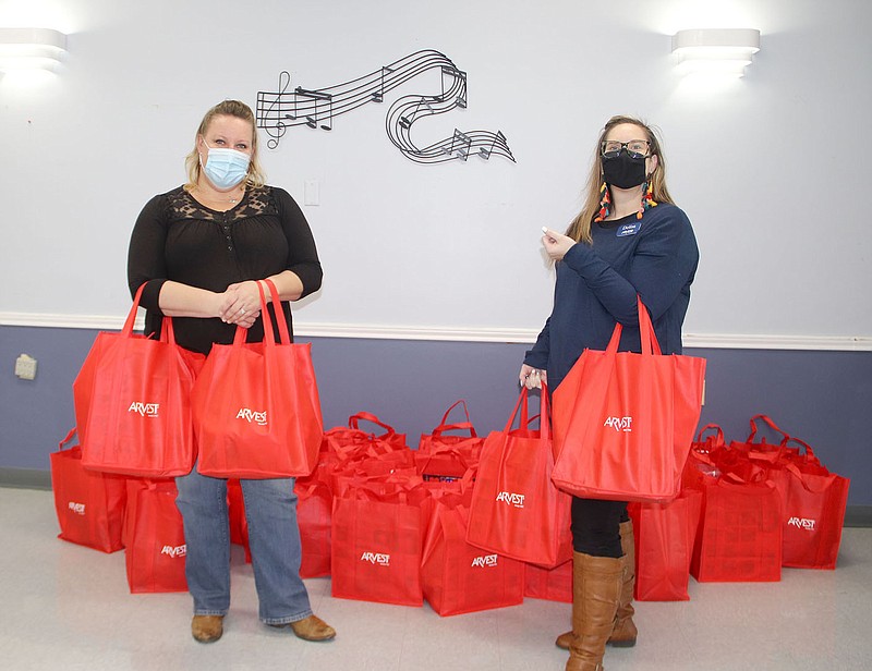 LYNN KUTTER ENTERPRISE-LEADER
Robyn Walters, director of Lincoln Senior Center, accepts 45 gift bags from Delisa Key with Arvest Bank in Lincoln. The bags will be delivered to senior adults who participate in the Meals On Wheels program. This is the 10th year Arvest Bank has provided Christmas bags to seniors.