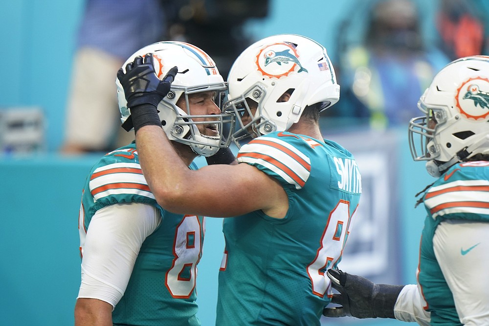 Miami Dolphins tight end Durham Smythe (81) runs drills during