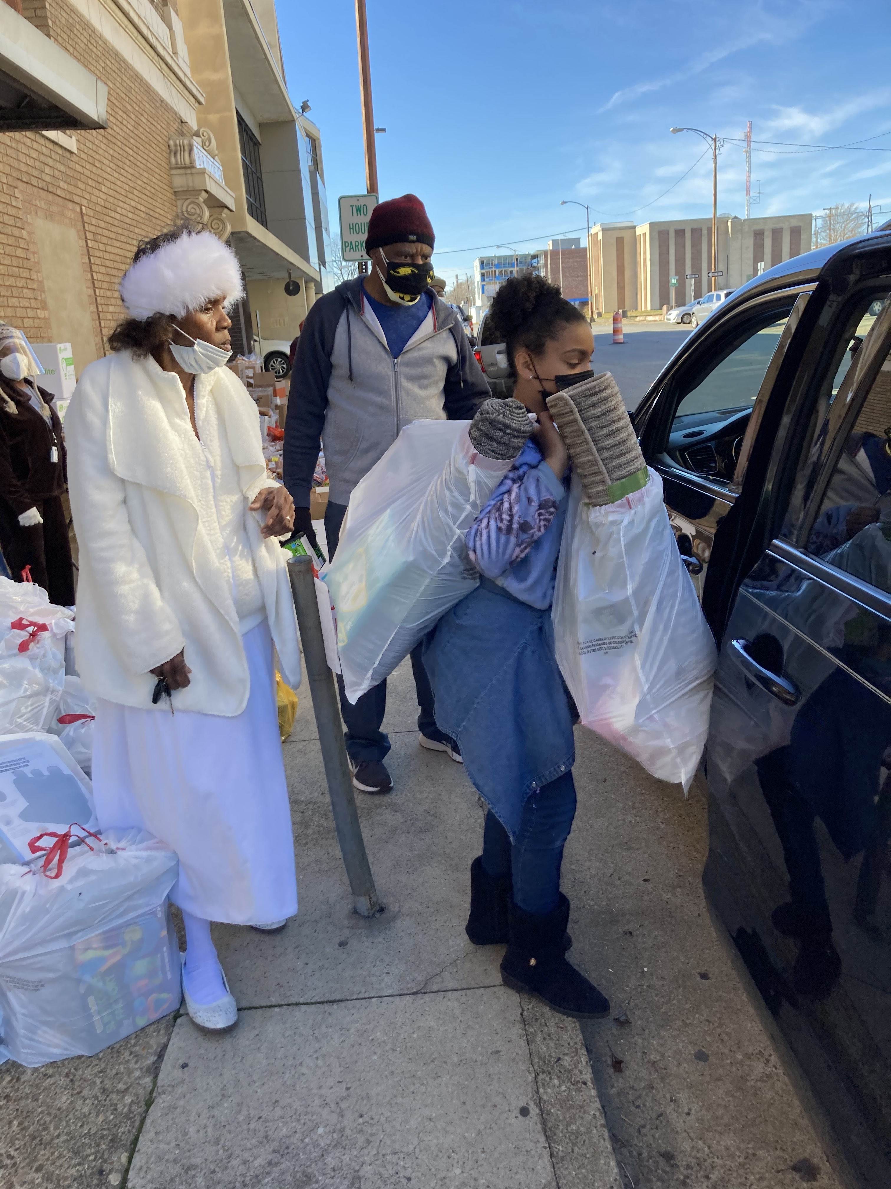 Pine Bluff church gives food to those struggling