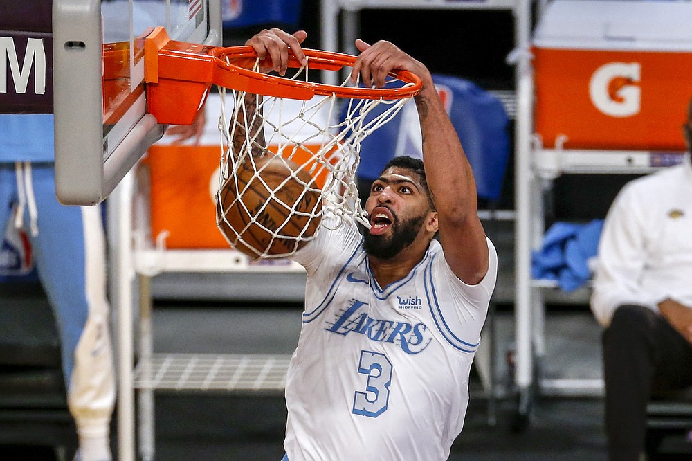 Los Angeles Lakers' Anthony Davis dunks against the Dallas Mavericks during the first half of an NBA basketball game Friday, Dec. 25, 2020, in Los Angeles. (AP Photo/Ringo H.W. Chiu)