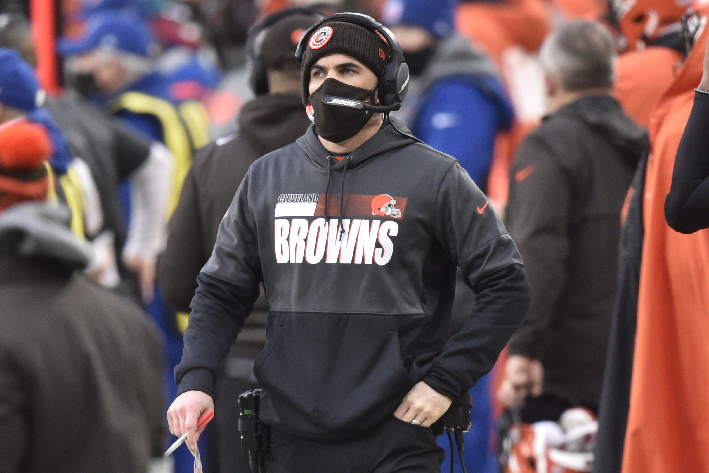 Cleveland Browns quarterback Baker Mayfield (6) and guard Joel Bitonio (75)  talk with head coac …